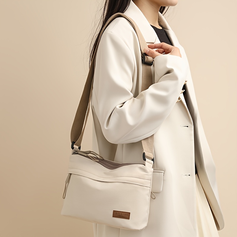 This large-capacity crossbody  - Interior Design Its recensione e prezzo