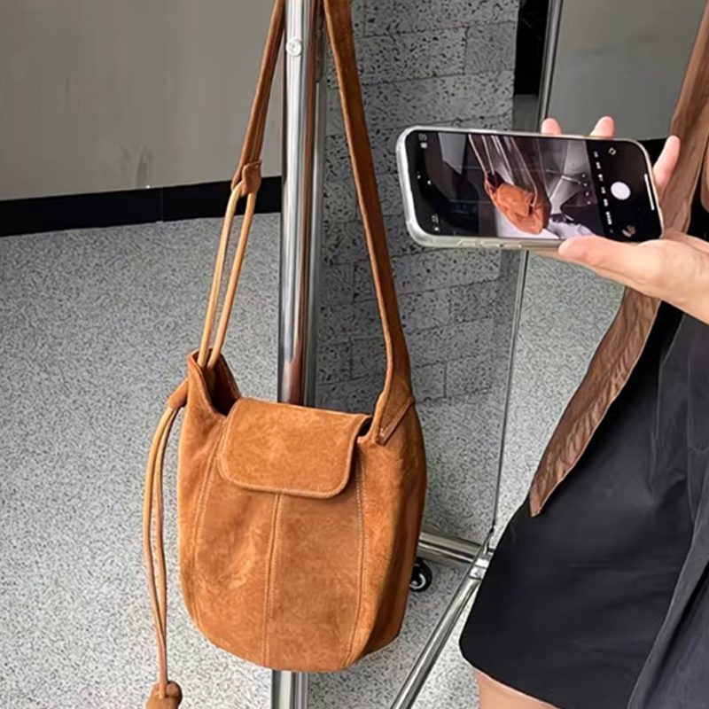 Frosted Suede Bucket Bag Pumpk - Interior Design High End recensione e prezzo